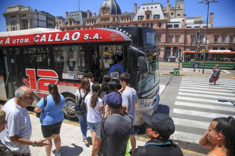 paro-de-colectivos-en-el-amba-hoy:-que-lineas-no-funcionan