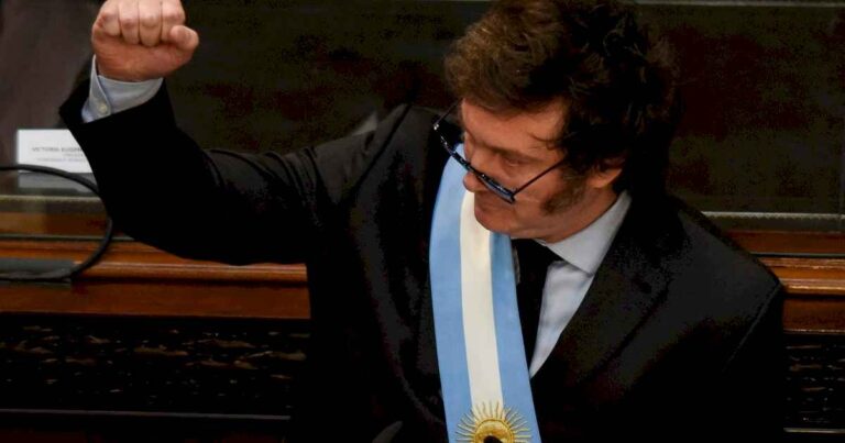 despues-del-escandalo-por-los-aumentos-de-sueldos,-javier-milei-apunto-contra-un-decreto-de-cristina-kirchner-y-aseguro-que-lo-va-a-derogar