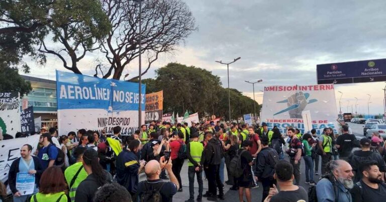 en-la-previa-del-«piquetazo-nacional»-contra-milei,-cortaron-la-costanera-frente-a-aeroparque-y-la-infanteria-libero-la-avenida