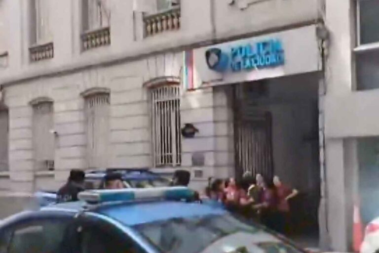 minutos-inquietantes-tras-un-motin-en-una-comisaria-del-microcentro