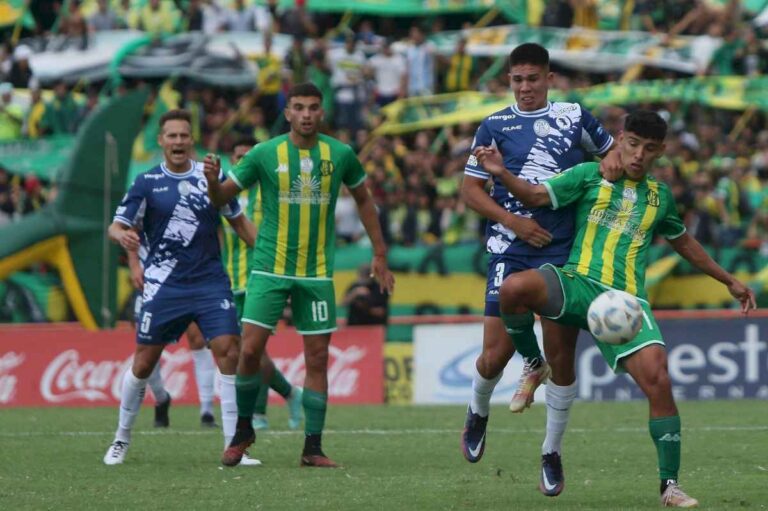 aldosivi-y-alvarado,-un-empate-en-paz:-mar-del-plata-festejo-que-el-clasico-de-la-ciudad-dejo-de-estar-prohibido