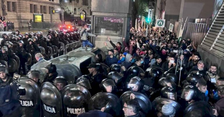 protocolo-antipiquetes:-la-policia-impidio-un-corte-de-calles-frente-al-congreso-y-hubo-tension