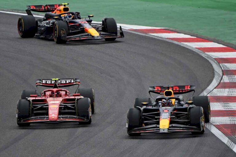 formula-1:-max-verstappen-gano-la-carrera-sprint-del-gran-premio-de-china-y-hubo-rispideces-en-la-lucha-alonso-sainz-perez-leclerc