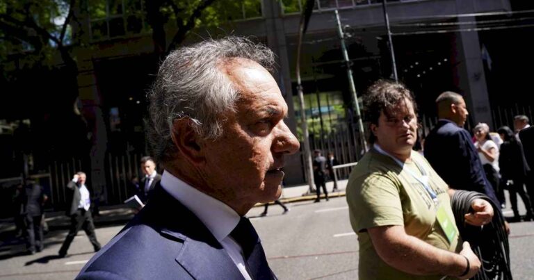 polemica-por-los-sueldos:-daniel-scioli-renuncio-a-su-jubilacion-de-privilegio-para-cobrar-como-embajador-y-ahora-volvio-a-pedir-esa-pension