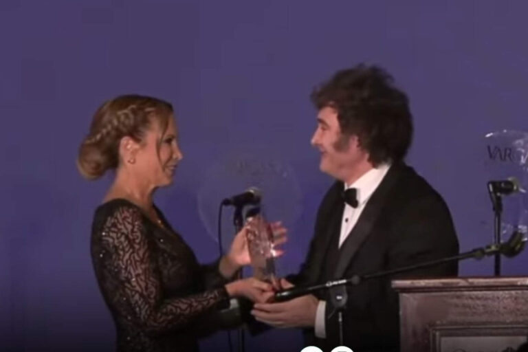 Milei disertó en la Gala Hispana después de ser premiado y ovacionado por la gente