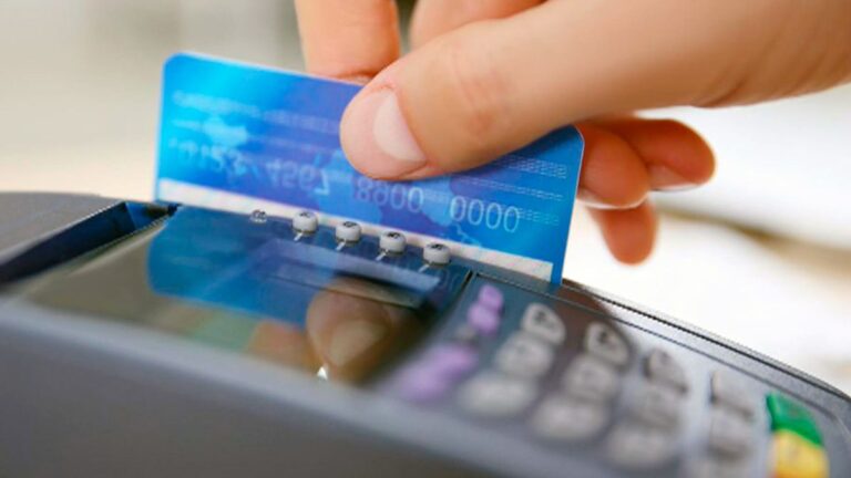 Pagos en dólares con débito y QR: cómo operará el nuevo sistema