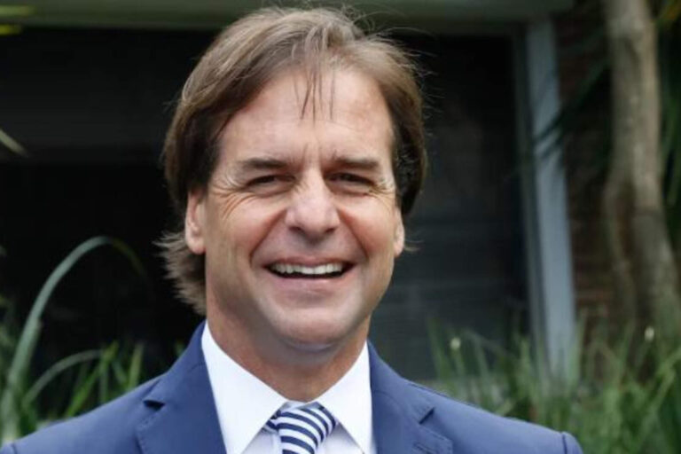 Lacalle Pou le subió el sueldo a los empleados públicos