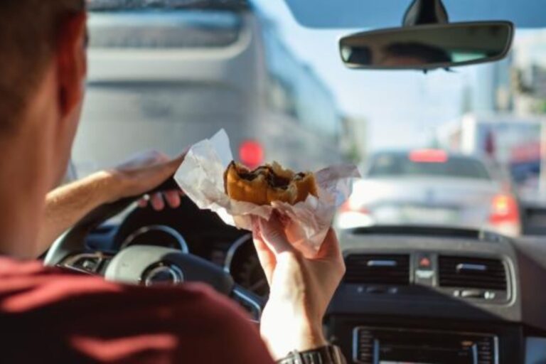 Comer en el auto podría ser un grave riesgo para la salud, según un especialista