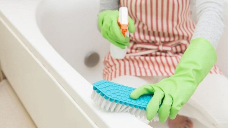 El truco casero para a eliminar el moho del baño rápido y fácil