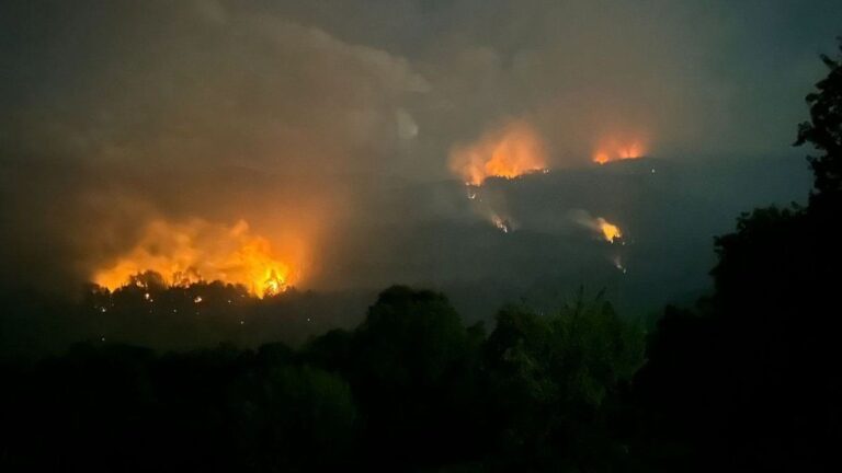 Incendios en El Bolsón: entre llantos y gritos, vecinos celebraron la llegada de la lluvia