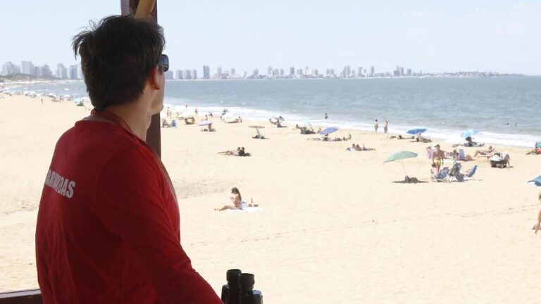 Un guardavidas salvó a un niño argentino en Punta del Este y terminó golpeado por el padre