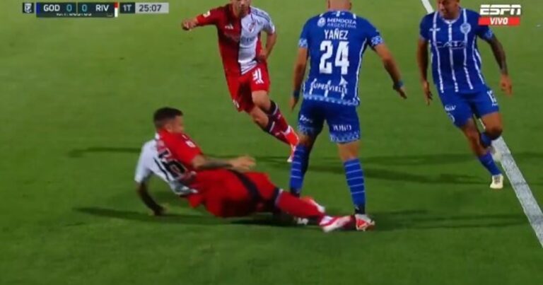 Video: la patada al límite de la roja de Bustos vs. Godoy Cruz