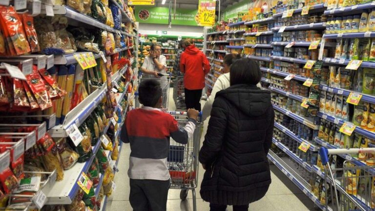 La canasta básica subió menos de 1% en enero: cuánto necesitó una familia para no ser pobre
