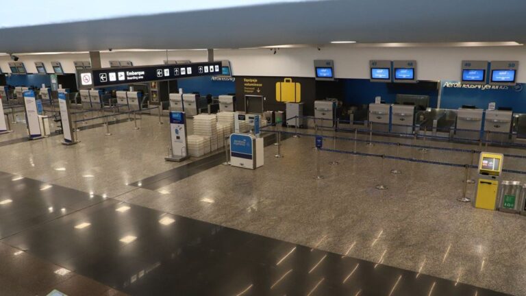 Caos en Aeroparque y Ezeiza: demoras y cancelaciones por mal tiempo