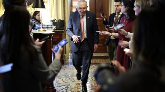 Senador demócrata Schumer se retracta de amenaza de cierre de gobierno de EE.UU.
