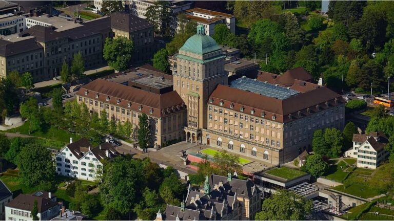 UZH admite a la primera estudiante latina en su programa cripto
