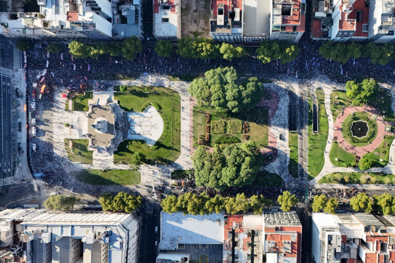Fracasó la marcha kirchnerista ‘por los jubilados’: la plaza está vacía