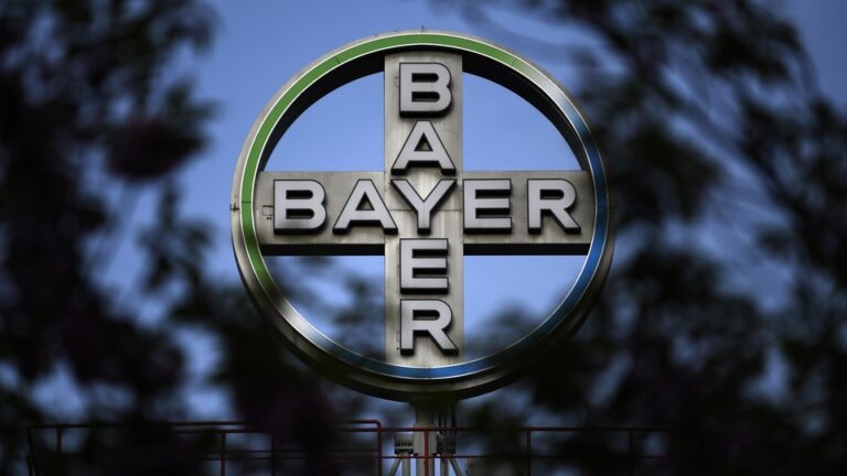 Bayer, condenada a pagar 2100 millones de dólares por una demanda de cáncer
