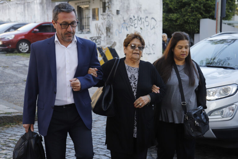 Declararon las hermanas de Maradona por la herencia de su marca