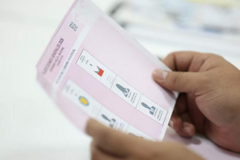 La Corte avaló restricción del uso de celulares en votación sin afectar derechos