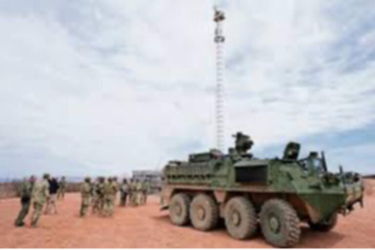 El Ejército de EE.UU. asume control en la frontera y podrá detener migrantes