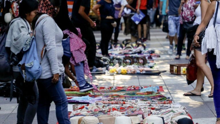 Más del 60% de varones y 70% de mujeres jóvenes trabajan en negro