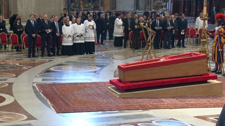 Miles de fieles ya dan su último adiós al papa Francisco en la basílica de San Pedro