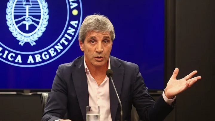 Caputo discute el precio de las empanadas mientras crece el endeudamiento de las familias