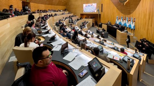 Juntos apoya convenio por la Caja, pero la UCR desafía a Llaryora y el PJ le apunta a De Loredo