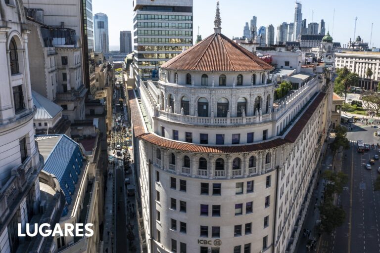 El edificio de un banco que cumplió 100 años y en el que tuvieron cuenta Gardel y Leguisamo