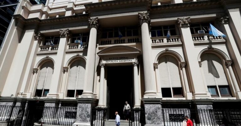 La escasez de reservas, el dique que frena la baja del riesgo país
