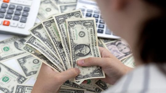 Ahorros en el colchón: Argentina tiene que hacer que todos los dólares trabajen