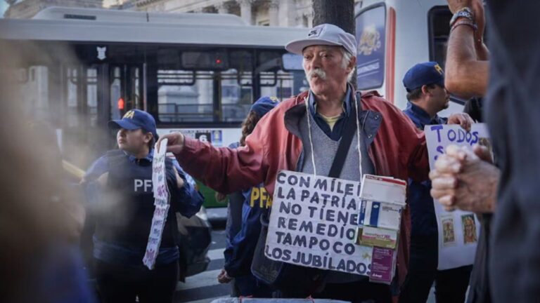 Marchas y protestas frente a Congreso: jubilados y organizaciones sociales, contra el Gobierno