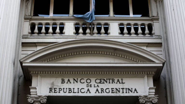 El Banco Central desactiva un sensor del cepo para grandes compras de dólares