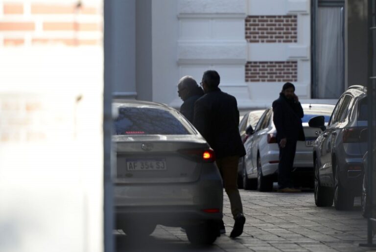 Kicillof quiere un Plan B y definió con sus intendentes presentar un frente propio