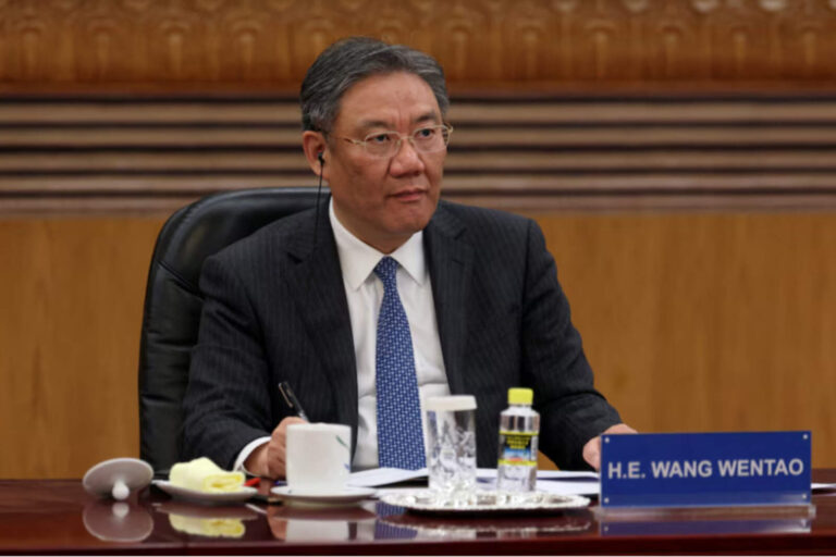 China admite que su economía atraviesa una situación ‘muy grave y compleja’