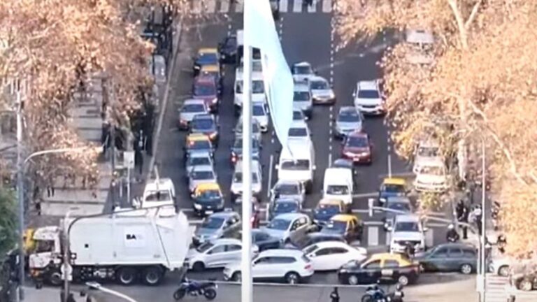 Jubilados, discapacitados y docentes: caos de tránsito por la marcha de Congreso a Plaza de Mayo