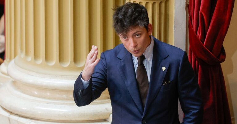 Javier Milei y sus medidas, EN VIVO: «Es como un hermano», el apoyo del Presidente a Santiago Caputo tras el cierre de listas