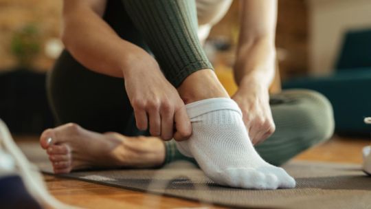 Ni jabón blanco ni lavandina: los tres ingredientes que blanquean las medias blancas y las deja como nueva