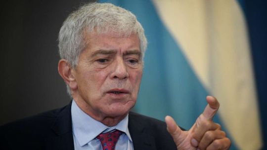El ministro de Justicia le ofreció sus contactos judiciales, políticos y mediáticos a un exespía americano y la oposición exige su renuncia