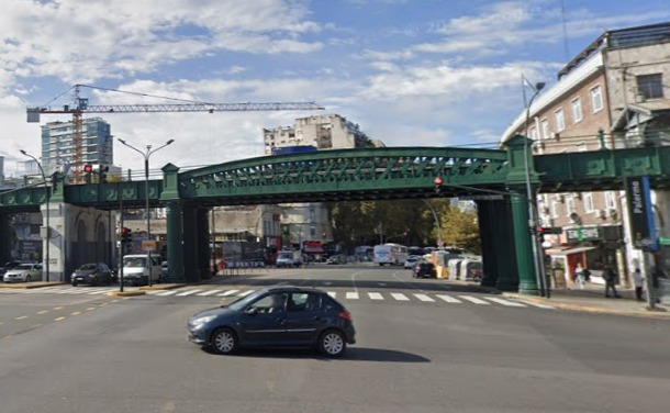 Un hombre y una mujer cayeron desde el Puente Pacífico, sobre la avenida Santa Fe