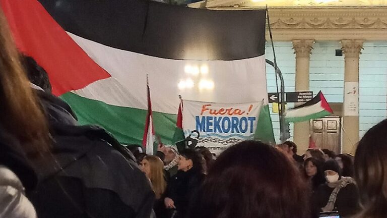 Nos quieren dejar secos: privatización, saqueo y represión