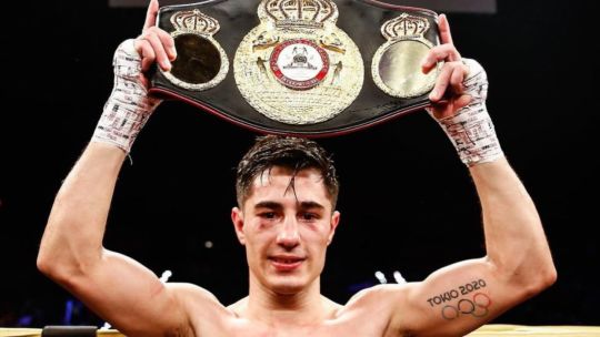 Mirco Cuello se metió en la historia del boxeo argentino: noqueó a Sergio Ríos y se consagró campeón mundial pluma