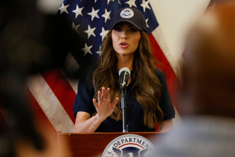 El plan de Kristi Noem para evitar que los migrantes escalen el muro fronterizo e ingresen a EE.UU.: Más caliente