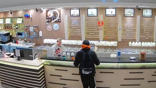 «Perdoname, te tengo que robar»: un ladrón se llevó la recaudación de una heladería y le pidió disculpas a la empleada