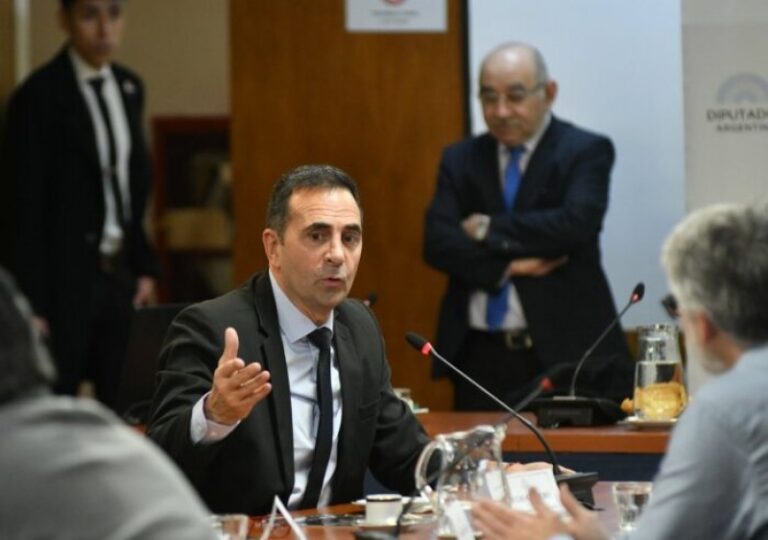 Chats comprometen al Gobierno en un plan ilícito para intervenir Uatre: «Somos Lule y Karina»