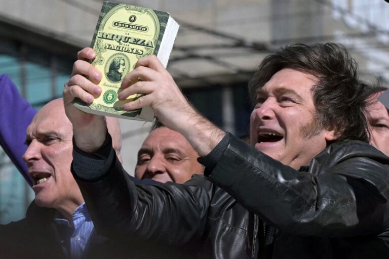 No nos podemos regalar: la trama detrás de la decisión de salir a intervenir el dólar en la previa a las elecciones