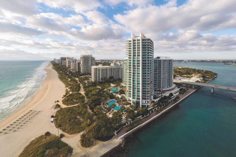 Cada vez más familias y jóvenes llegan a Bal Harbour, un oasis de lujo en Miami