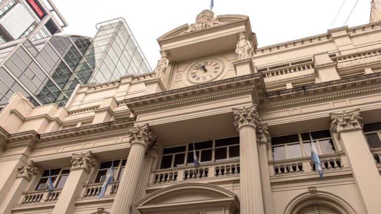 Director del BCRA aseguró que el dólar volverá a flotar tras las elecciones