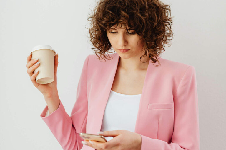 Qué significa que una persona siempre te clave el visto, según la psicología